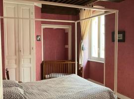 Maison de charme avec plafonds et parquets anciens，位于阿诺奈的酒店