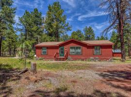 Gorgeous Historic 3 BR Log Cabin w Forest Views 20 Minutes from Flagstaff Now with Wi-Fi，位于Parks的酒店