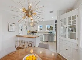 Downtown Crown Stylish Mid-Century Design Walk to Dining Shops