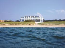 Strandhotel D&uuml;nenmeer - Adults only，位于奥茨塞巴德&middot;迪尔哈根的带泳池的酒店