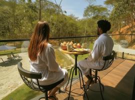 Chalé com banheira, piscina e cachoeira privativa，位于陶巴特的酒店