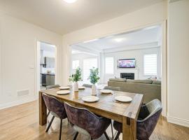 Very Modern New Luxury House in RichmondHill，位于列治文山的酒店