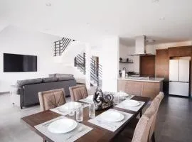 Modern House with Jacuzzi & Grill 3BR