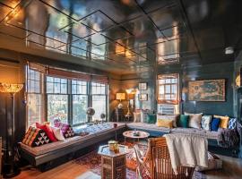 The Explorer's Retreat-West End Condo King Bed，位于普罗温斯敦的乡村别墅