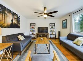 Ocean & Mountain View Home, near Downtown Juneau，位于朱诺的酒店