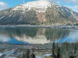 Ocean & Mountain View Home, near Downtown Juneau，位于朱诺的酒店