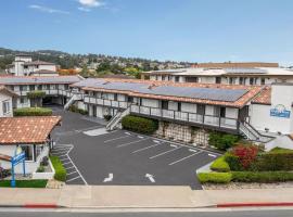 蒙特雷市区戴斯酒店，位于蒙特雷的酒店