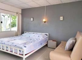 บ้านสวนคึดฮอดโฮมสเตย์ ศรีสวัสดิ์ กาญจนบุรี，位于Ban Hin Hak的宠物友好酒店