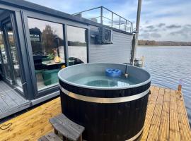 Houseboat Marina Mookerplas 4-6 persoons (met hottub en dakterras)，位于Middelaar的酒店
