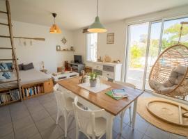 Maison avec fauteuil suspendu et lit de jour près de la mer en Vendée，位于布安的酒店