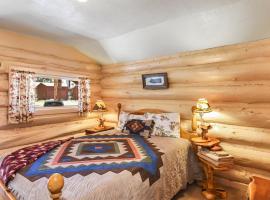 Rogers Cabin Historic Log Cabin in the Woods Near Grand Canyon Flagstaff，位于Parks的酒店