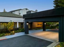 纳透马斯萨克拉门托机场万怡酒店，位于萨克拉门托的酒店