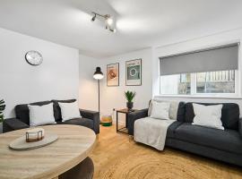 Luxury Lower-Level Two Bed Apt，位于海丁利的酒店