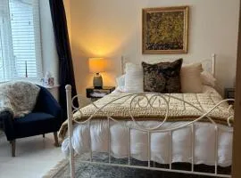 Number 78 Guest house M56 junction 12 located 5 minutes drive from Frodsham Continental breakfast Included Accommodation comprises of Large double bedroom Separate lounge with sky tv Large bathroom with a free standing bath and shower