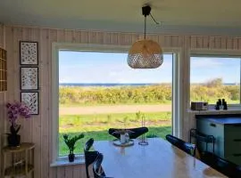 Nyrenoveret Sommerhus Med Havudsigt Ved Stranden