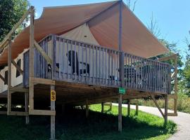 Sensational Tented Cabin Nestled Amidst Trees and Fire Pit Provided in Logan, Ohio，位于洛根的酒店