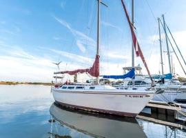 Picturesque Equipped Boat Rental Incredible for a Relaxing Getaway in Florida，位于圣奥古斯丁的船屋