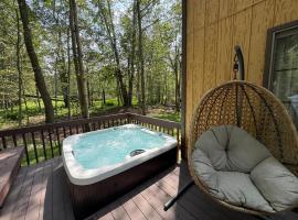 Pocono Hideout Family Home with Hot Tub Deck Sunroom Pool Big Bass Lake Larsen Lake Gouldsboro Clifton Township，位于Lehigh的海滩酒店