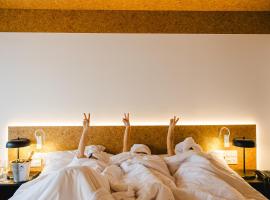 Canadiano Urban Nature Hotel，位于蓬塔德尔加达的带停车场的酒店