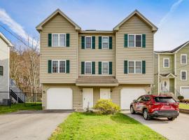 3 Mi to Dtwn Worcester! Spacious 2-Story Townhome!，位于伍斯特的酒店