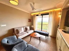 Candolim 2BHK Cozy Apartment with Mangrove View & Pool - Walk to Beach