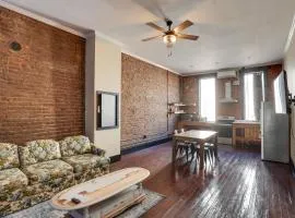 Convenient Couples Retreat in Dtwn Marshall!