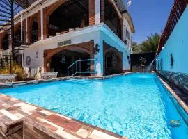 Huge Family 5 bedroom sleeps 16 with private pool home