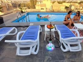 Zen Pyramids Luxury Villa，位于Ghaţāţī的酒店