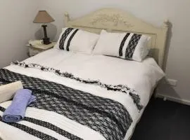 5 mins to Lake Macquarie, 30 to Hunter Wineries