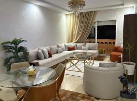 Nice apartment with terrace overlooking pool，位于本苏莱曼的酒店