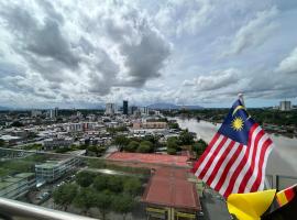 Cozy 3-Bedroom 2-6Pax Riverine Sapphire，位于古晋的带泳池的酒店