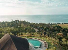 Ketanu Bamboo Lodge Sumba，位于Praikalogu的酒店