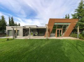 9 April Village Sea & Spa Varna，位于瓦尔纳的高尔夫酒店