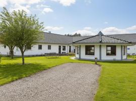 Gorgeous Apartment In R&oslash;m&oslash; With Sauna，位于R&oslash;m&oslash;的带热水浴缸的酒店