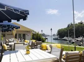 游艇驾驶员山林小屋和码头宾馆