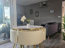 Idéal long séjour, Souvenirs de Provence,T2 classé, vue sur les montagnes, toutes commodités!，位于迪涅莱班的酒店