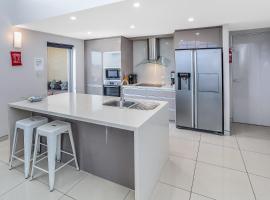 Redcliffe 4-Bedroom Waterfront Apartment，位于雷德克利夫的酒店