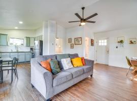 Deck and Boat Dock Lakefront Cabin in Eucha!，位于Eucha的酒店