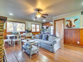 Lakefront Eucha Escape with Views and Boat Slip!，位于Eucha的酒店