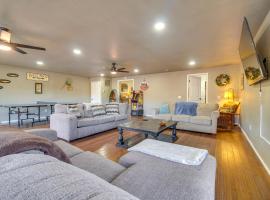 Private Dock Grand Lake Family Home，位于Eucha的酒店