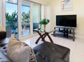 Lovely Apartment with 24h security - walking distance to beach, downtown, shops and restaurants