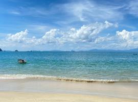 Moonshine Phayam beach resort & restaurant，位于拉廊的木屋