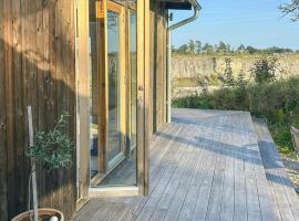 Wooden Cottages By Quarry With Views，位于福勒松德的酒店