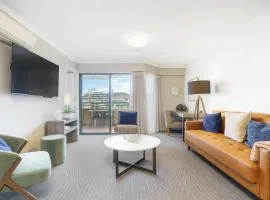 Central 2BR apartment, Hotel vibe, Walk everywhere - Hosted by Canstay