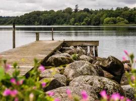 Steps to Forest & Lake Near Copenhagen Sleeps 4，位于弗雷登斯堡的酒店