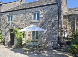 The Old Farmhouse, Yealand Redmayne, a characterful cottage in a rural setting，位于Beetham的酒店