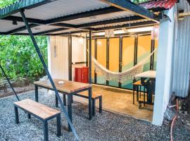 Kelana Nest Camper and Shed - Monkeys, Bats, AC, PetFriendly, BBQ，位于Subic Bay Intl的酒店
