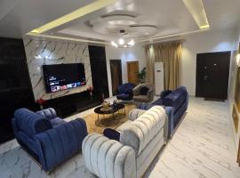 Eperorsuits，位于Ikot Omin的带停车场的酒店