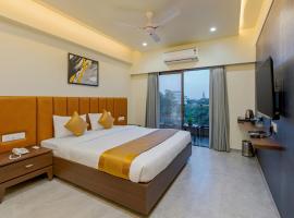 Hotel The Golden Oaks, Kolhapur，位于戈尔哈布尔的酒店