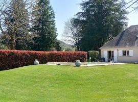Maison tout confort avec piscine chauffée au bord des rives de la Dordogne，位于阿让塔的酒店